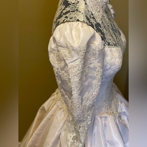 Wedding gown - Picture 11 of 11